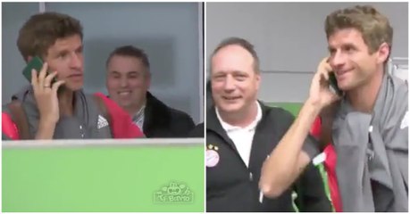 Como o alemão Thomas Müller "finta" a imprensa na hora de passar pelos jornalistas... não pode!