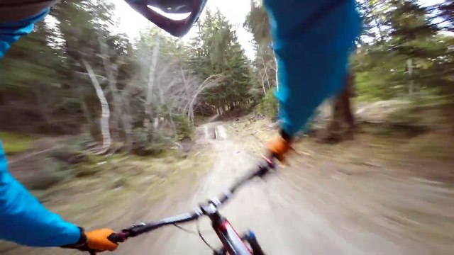 Kilian Bron force une conduite en VTT sans user ses freins en pleine forêt