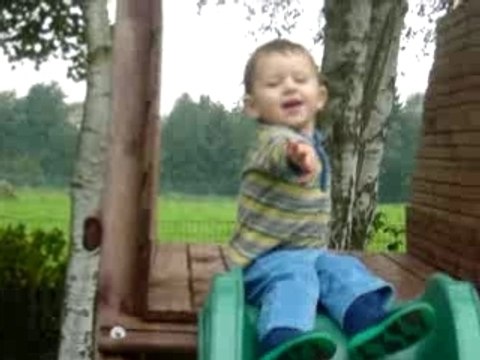 Jules fait du toboggan