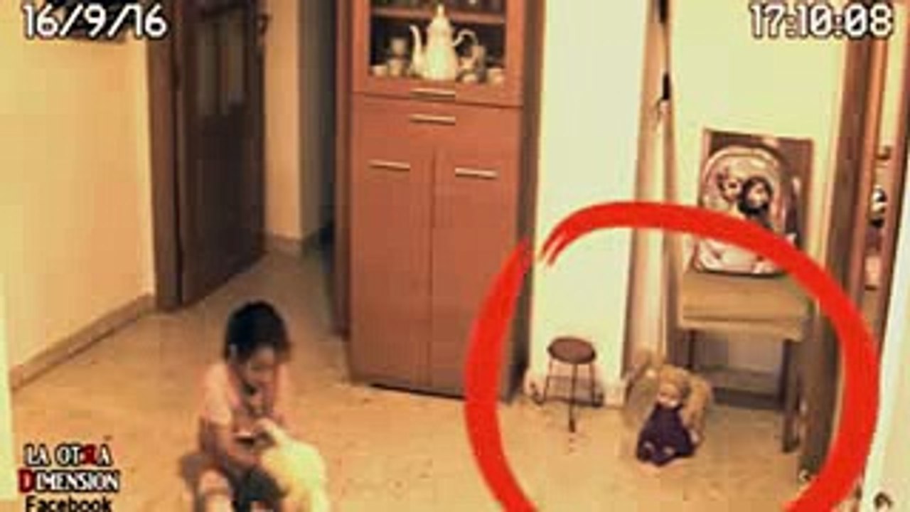 Pasang CCTV di Boneka Guna Awasi Sang Anak, Namun yang Terjadi Malah Menyeramkan!
