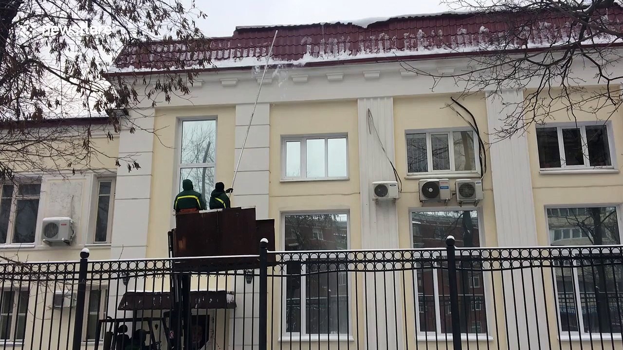 Removing snow from a roof in Moscow, the Russian way