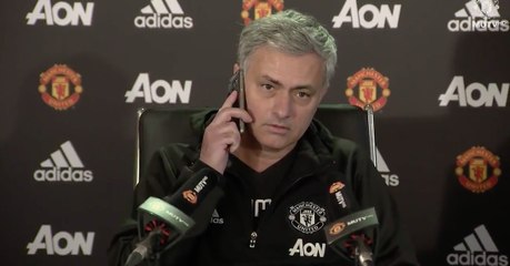 José Mourinho atende telemóvel de jornalista durante conferência de imprensa