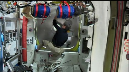 Les complexes manœuvres de Thomas Pesquet pour réussir... à se déshabiller lors de son retour dans l'ISS