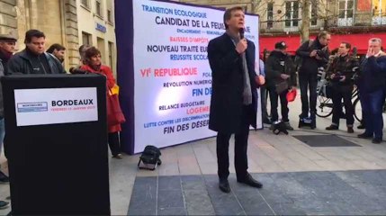 Arnaud Montebourg en "stand-up" dans les rues de Bordeaux