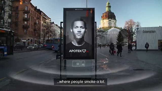 Ingénieux : ce panneau publicitaire tousse dès qu'un fumeur s'approche avec sa clope !