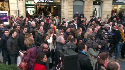 Bordeaux: Montebourg fait son "stand up" politique dans la rue
