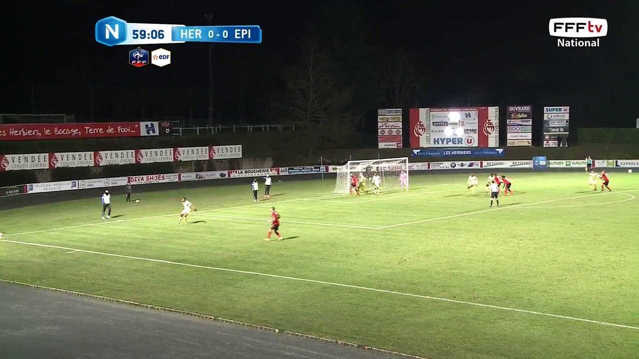 Corner à 2 se terminant par une frappe qui passe très loin