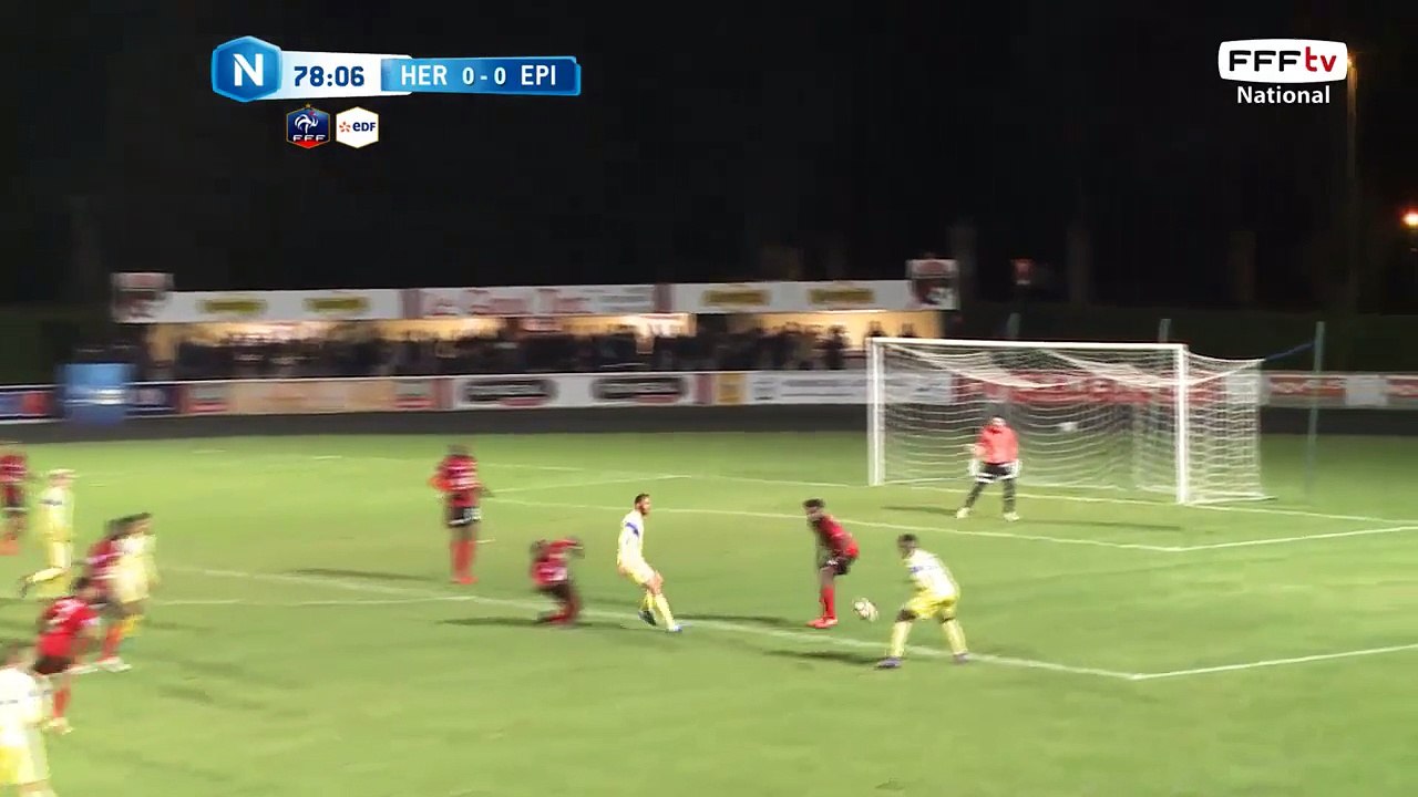 Joli centre bien dégagé par la défense suivie d'une frappe trop molle pour inquiéter M.Pichot