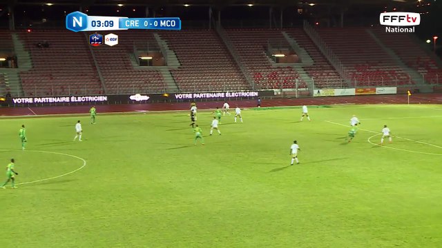 Centre directement dans les gants du gardien