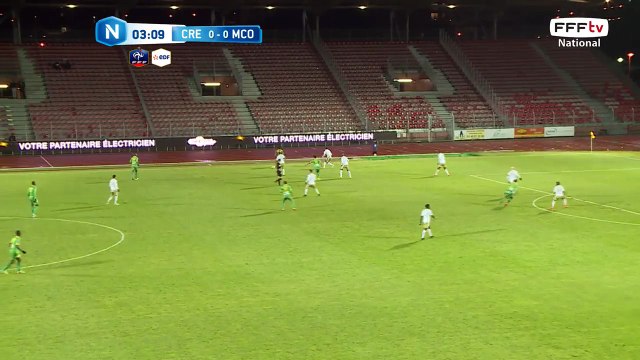 Centre directement dans les gants du gardien