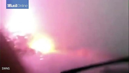 Shikoni çfarë i bën rrufeja këtij kamioni