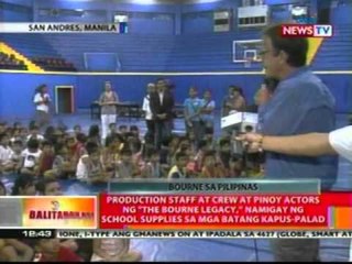 Production staff ng 'The Bourne Legacy', namigay ng school supplies sa mga batang kapus-palad