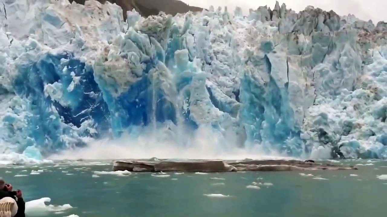 Катер с туристами попал под айсберг. Жесть!!!