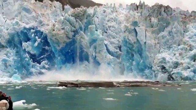 Катер с туристами попал под айсберг. Жесть!!!