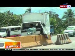 BT: Delivery truck sa Zamboanga City, bumangga sa concrete barrier