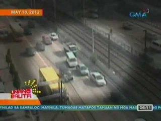 UB: Karambola ng 3 sasakyan sa EDSA-White Plains, huli sa CCTV (051712)