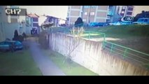 Freni patlayan otomobil, apartman girişine uçtu (Güvenlik kamerası)