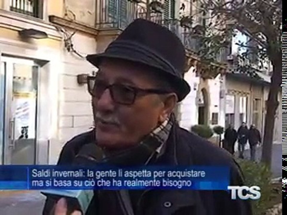 Saldi invernali la gente li aspetta per acquistare ma si basa su cio che ha realmente bisogno