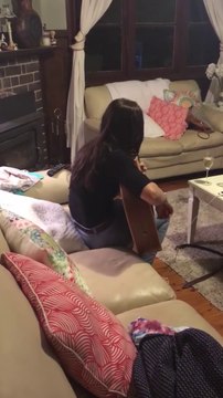 Elle filme sans petite soeur en cachette alors qu'elle chante... Frissons garantis