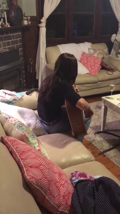 Elle filme sans petite soeur en cachette alors qu'elle chante... Frissons garantis