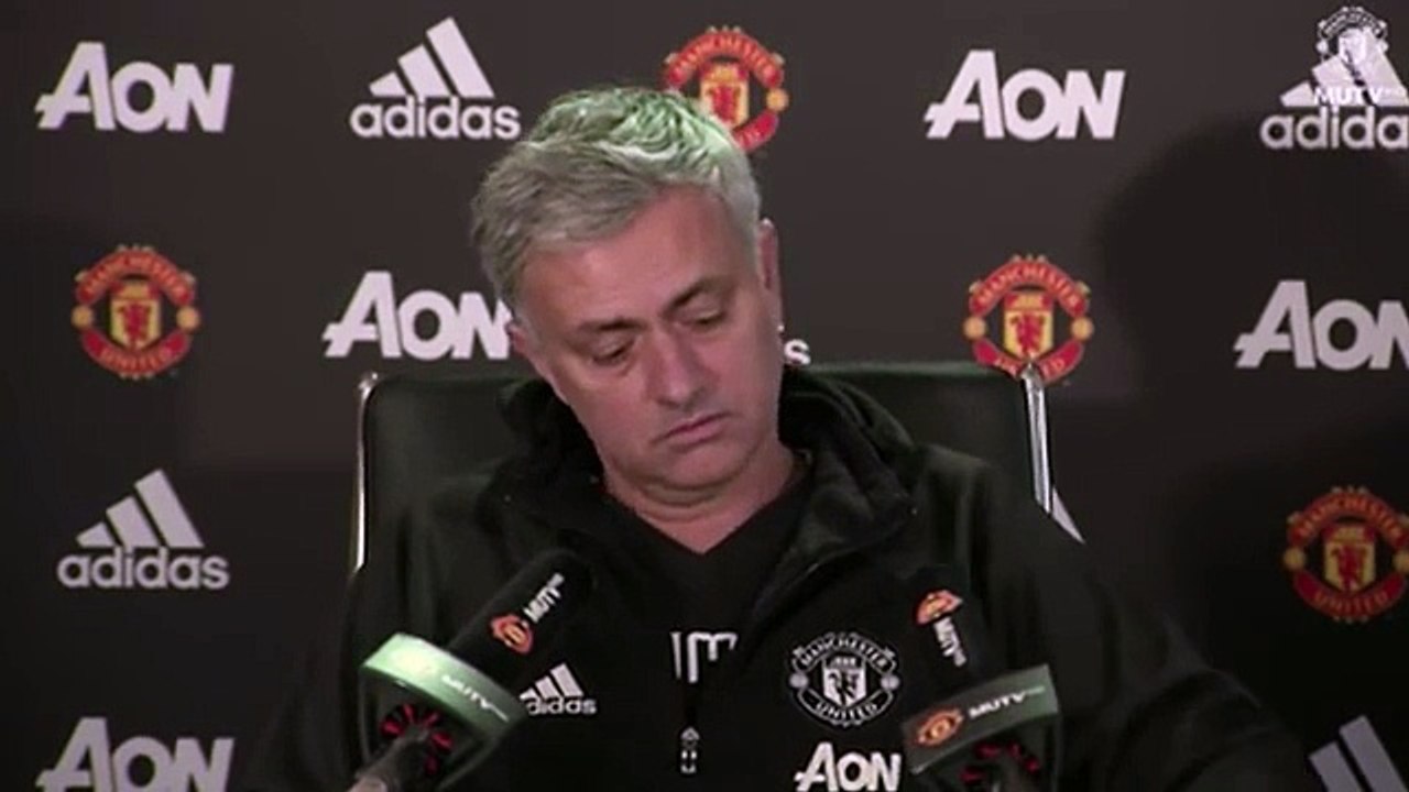 Jose Mourinho répond au téléphone dun journaliste en conférence de presse