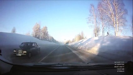 Il suit une voiture de trop pret et c'est le drame...