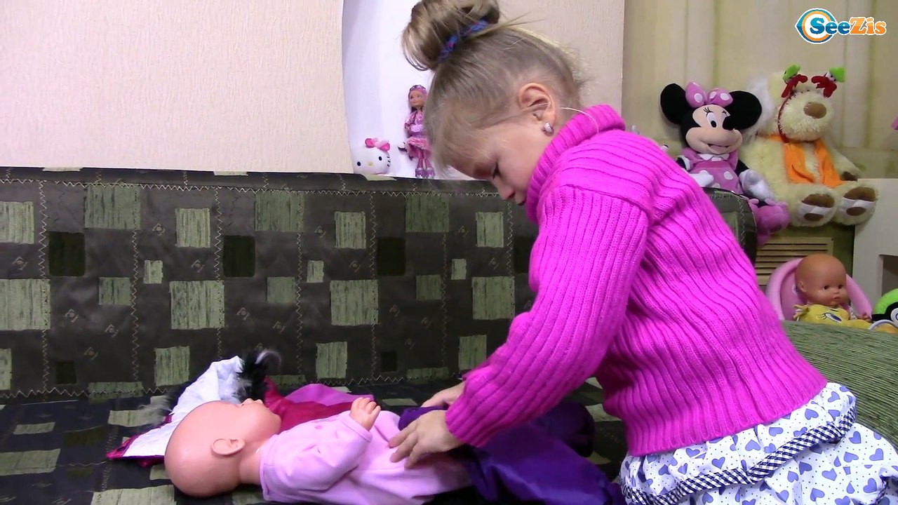 ХЕЛЛО КИТТИ и Кукла Беби Бон СНЕЖНАЯ ГОРКА Катаемся Видео для детей HELLO KITTY & Baby Born