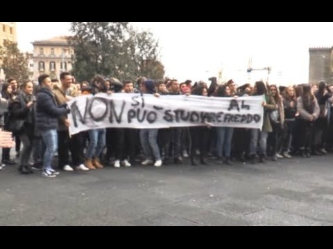 Napoli - Non si può studiare al freddo , protestano gli studenti (13.01.17)