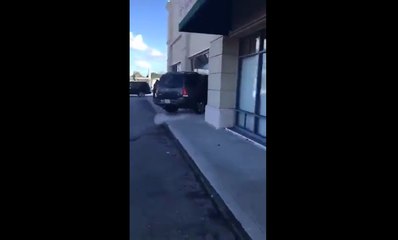 Une femme pète un câble et fonce dans un magasin avec son 4x4.