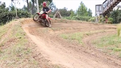 Il rate son virage en moto et tombe dans un fossé.. très profond !