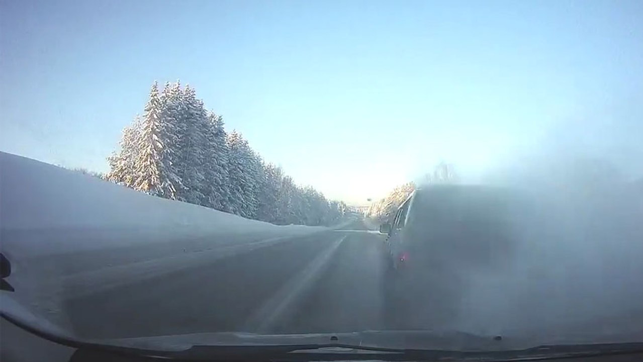 Une voiture qui fume cache la vue d'un conducteur, et c'est l'accident