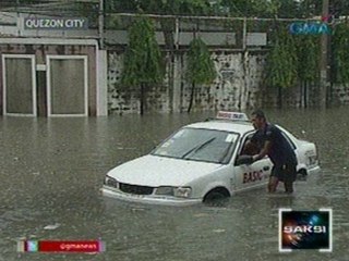 Saksi: Ilang sasakyan sa V. Luna Ave., nalubog sa hanggang dibdib na baha