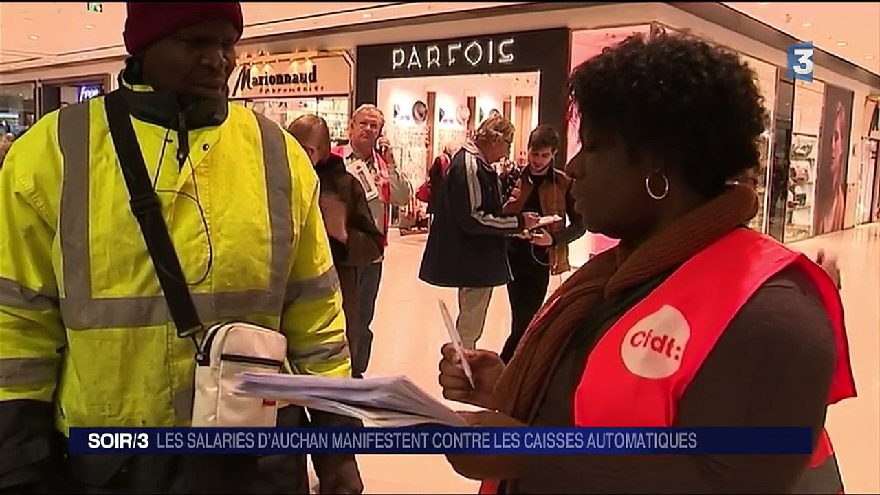 Auchan : les salariés manifestent contre les caisses automatiques
