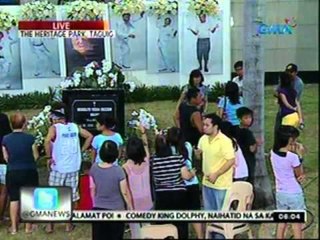 24oras: Ilang fans ni Dolphy, nagpapa-picture sa kanyang puntod