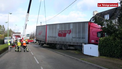 Pleyber-Christ (29). Spectaculaire accident en centre ville