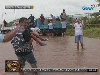 24 Oras: Ilang residente, kusang lumikas bunsod ng baha at malakas na alon