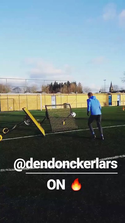 Lars Dendoncker knalt bal heerlijk in bovenhaak