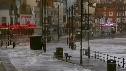 عواصف عاتية تضرب سواحل شمالي بريطانيا