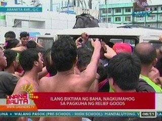 UB: Ilang biktima ng baha sa Araneta Ave., QC, nagkumahog sa pagkuha ng relief goods