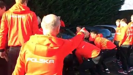 Mondial de hand : les Polonais déplacent des voitures pour laisser passer leur bus