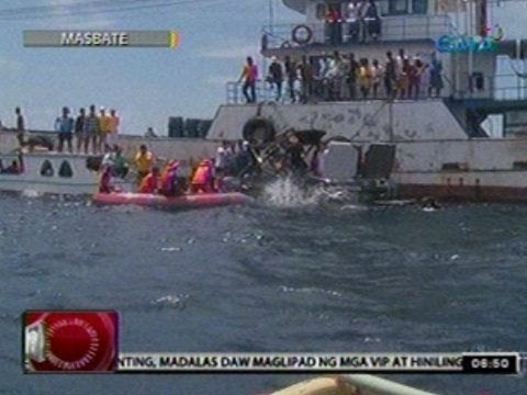 24 Oras: Sa lakas ng alon, eroplanong sinasakyan nina Robredo, tinangay na mula sa pinagbagsakan