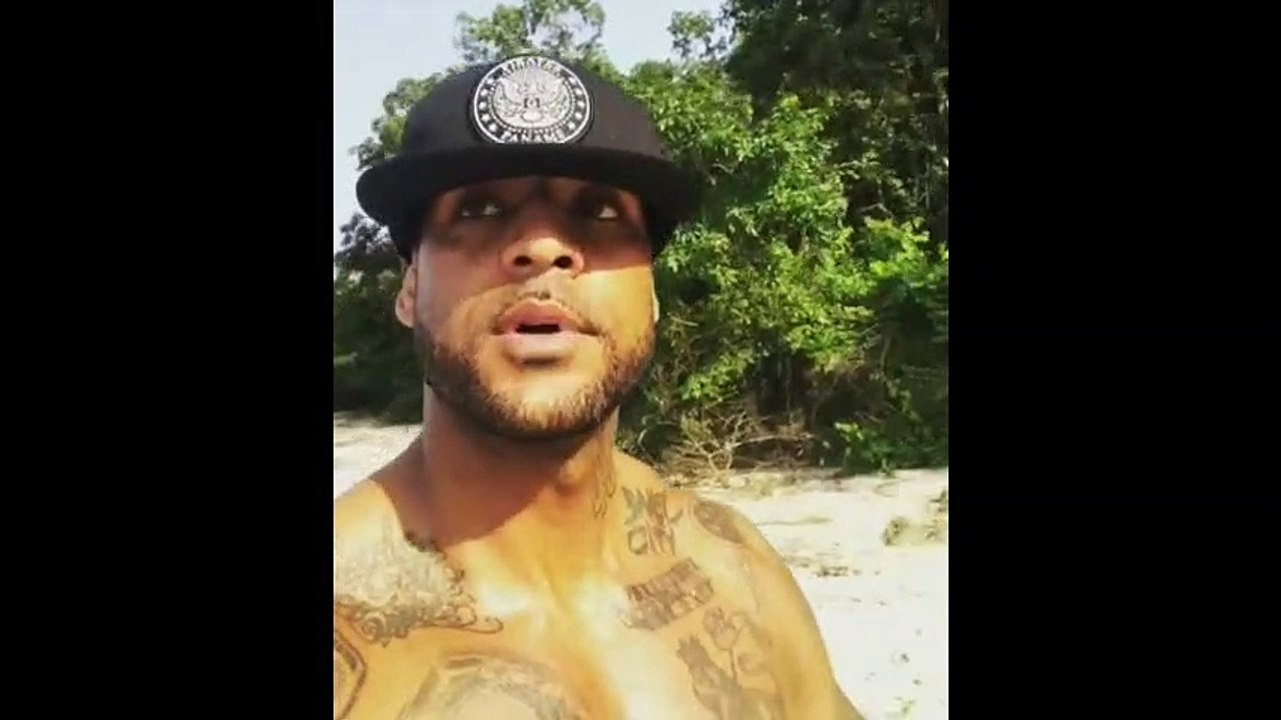 Booba se fait courser par un éléphant