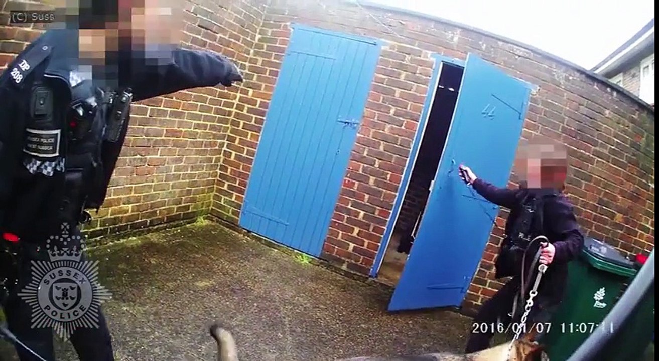 Une violente attaque entre un homme armé d'un marteau et la police.