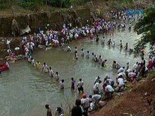 24Oras: 600 residente ng San Mateo, Rizal, nagbayanihan sa sandbagging operations sa gilid ng ilog