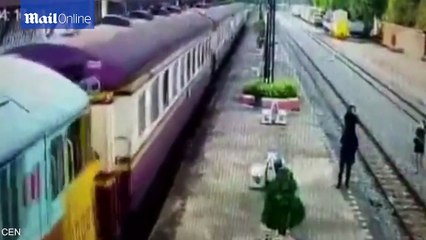 Người đàn ông thoát chết trong gang tất khi lao ra đường ray lúc tàu đang chạy