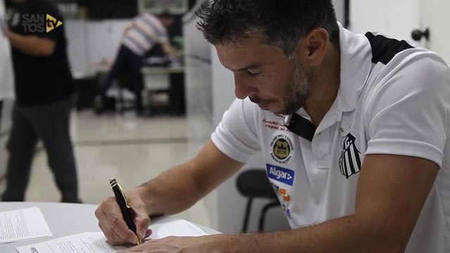 Leandro Donizete assina com o Santos e promete raça