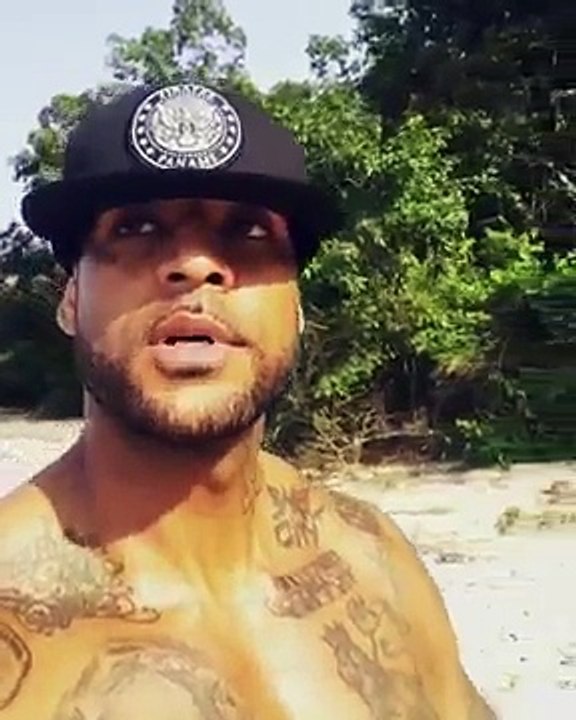 Booba coursé par un éléphant au Gabon !!