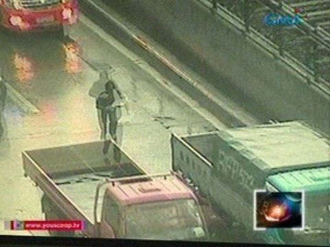 Saksi: Hinihinalang batang hamog, nahagip ng delivery truck habang naglalakad malapit sa MRT