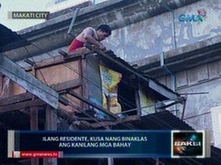 Ilang residente, kusa nang binaklas ang kanilang mga bahay sa Guatemala compound sa Makati