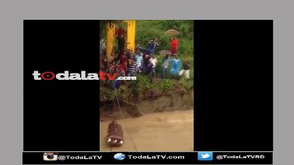 Insólito Cruzan con soga un ataúd por río de Puerto Plata-Video